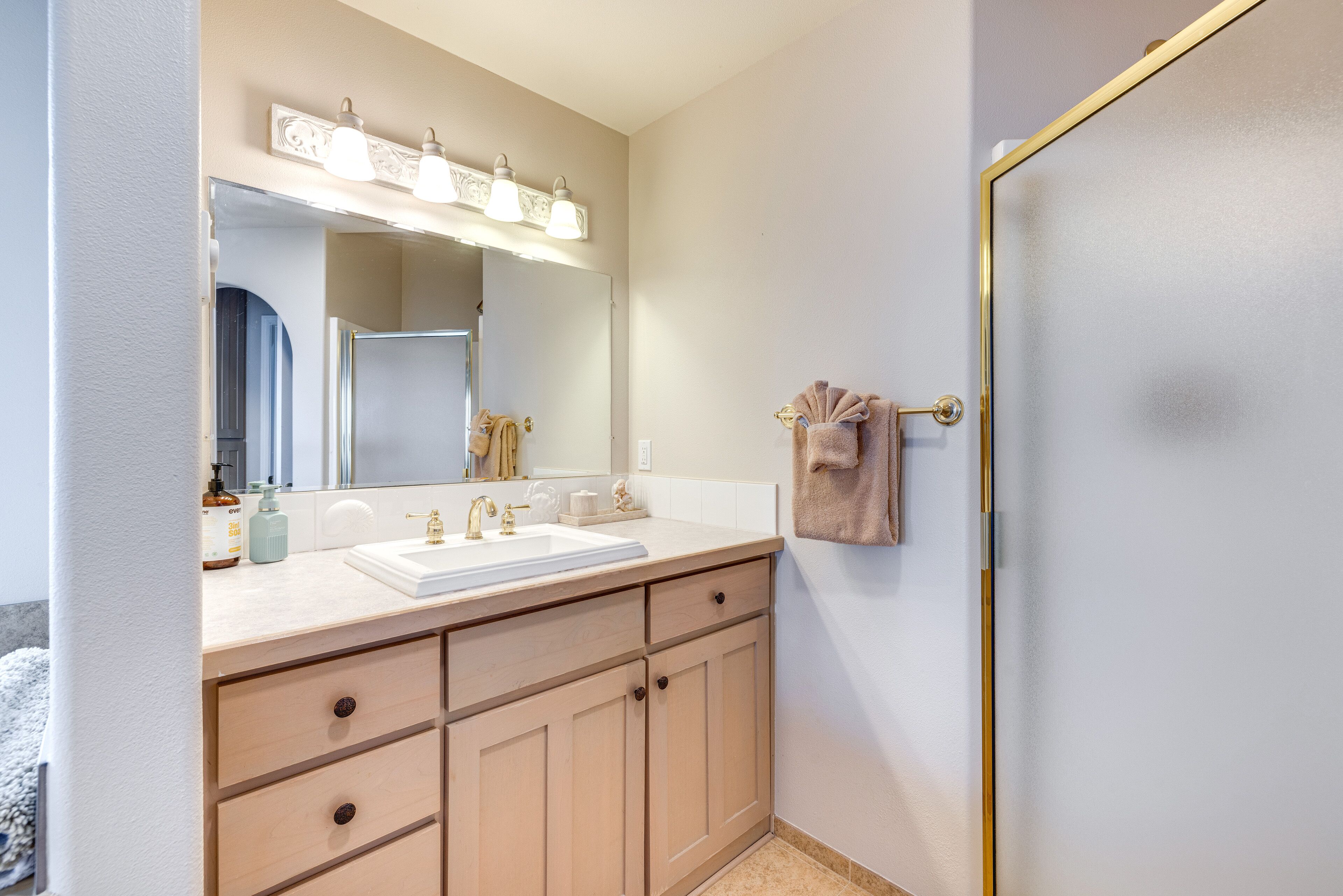 Une salle de bain avec un double lavabo, un meuble-lavabo et un porte-serviettes.