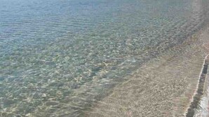 A beach with clear shallow water and a sandy shore. - Nonna Ninetta "typical Sicilian house" (Avola)