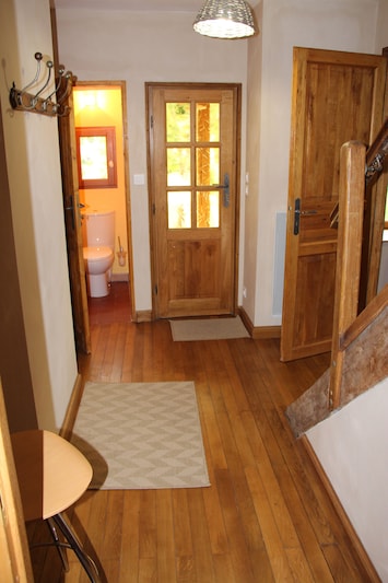 vue sur l'entrée de par l'escalier extérieur.