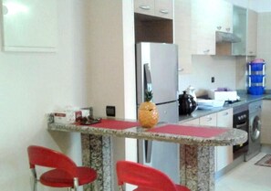 Kühlschrank, Ofen, Herdplatte, Kochgeschirr/Geschirr/Besteck