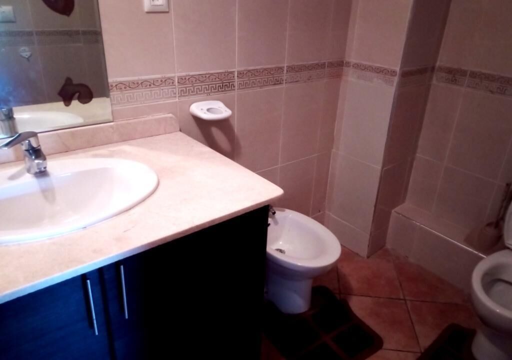 Un baño con lavamanos, bidé e inodoro.