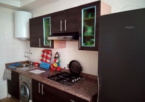 Kühlschrank, Ofen, Herdplatte, Kochgeschirr/Geschirr/Besteck