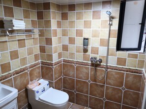 Suite, 2 slaapkamers | Badkamer | Een douche, gratis toiletartikelen, een haardroger, pantoffels