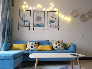 Suite, 2 slaapkamers | Een bureau, verduisterende gordijnen, gratis wifi