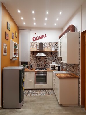 Kühlschrank, Mikrowelle, Ofen, Herdplatte