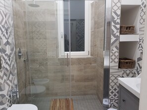 Shower, hair dryer, bidet, towels - Lavanerahome apartment 2-6 seats Central Station (Napoli)