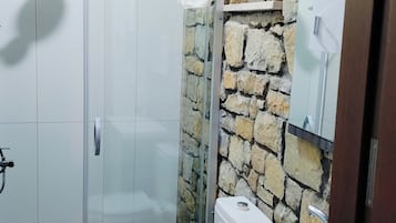 Family Quadruple Room | Bathroom | Shower, rainfall showerhead, hair dryer, slippers