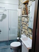 Family Dört Kişilik Oda | Banyo | Duş, geniş duş başlığı, saç kurutma makinesi, terlik 