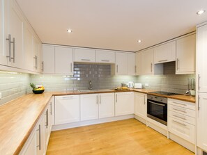 House | Private kitchen | Full-sized fridge, microwave, oven, stovetop - Sitwell Lodge (Scarborough)
