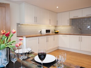House | Private kitchen | Full-sized fridge, microwave, oven, stovetop - Sitwell Lodge (Scarborough)