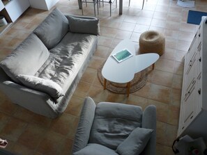 Télévision, lecteur de DVD, livres