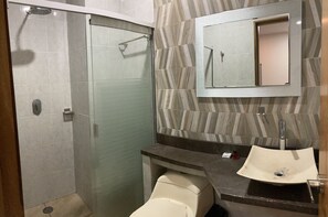 Ducha, toallas, jabón, shampoo