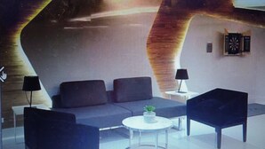 Ein modernes Interieur mit einer Sofagarnitur, einem Couchtisch und zwei Lampen.