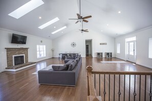 Smart TV, chimenea, futbolito y libros 