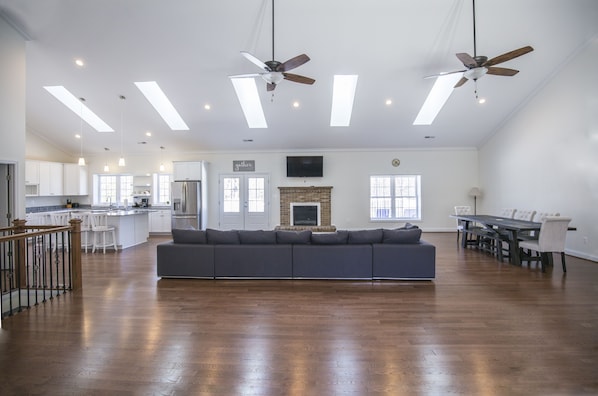 Smart TV, chimenea, futbolito y libros 