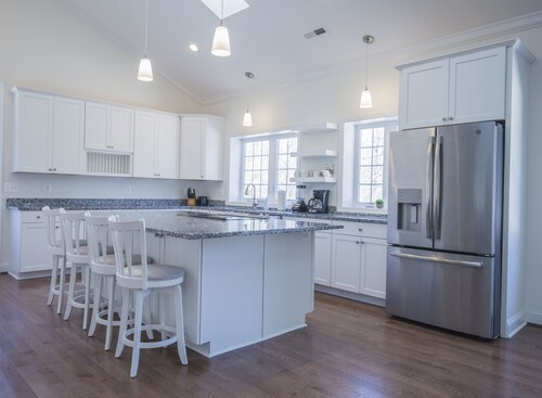Große renovierte 6 Schlafzimmer, 5 Bäder Privathaus mit viel Platz!