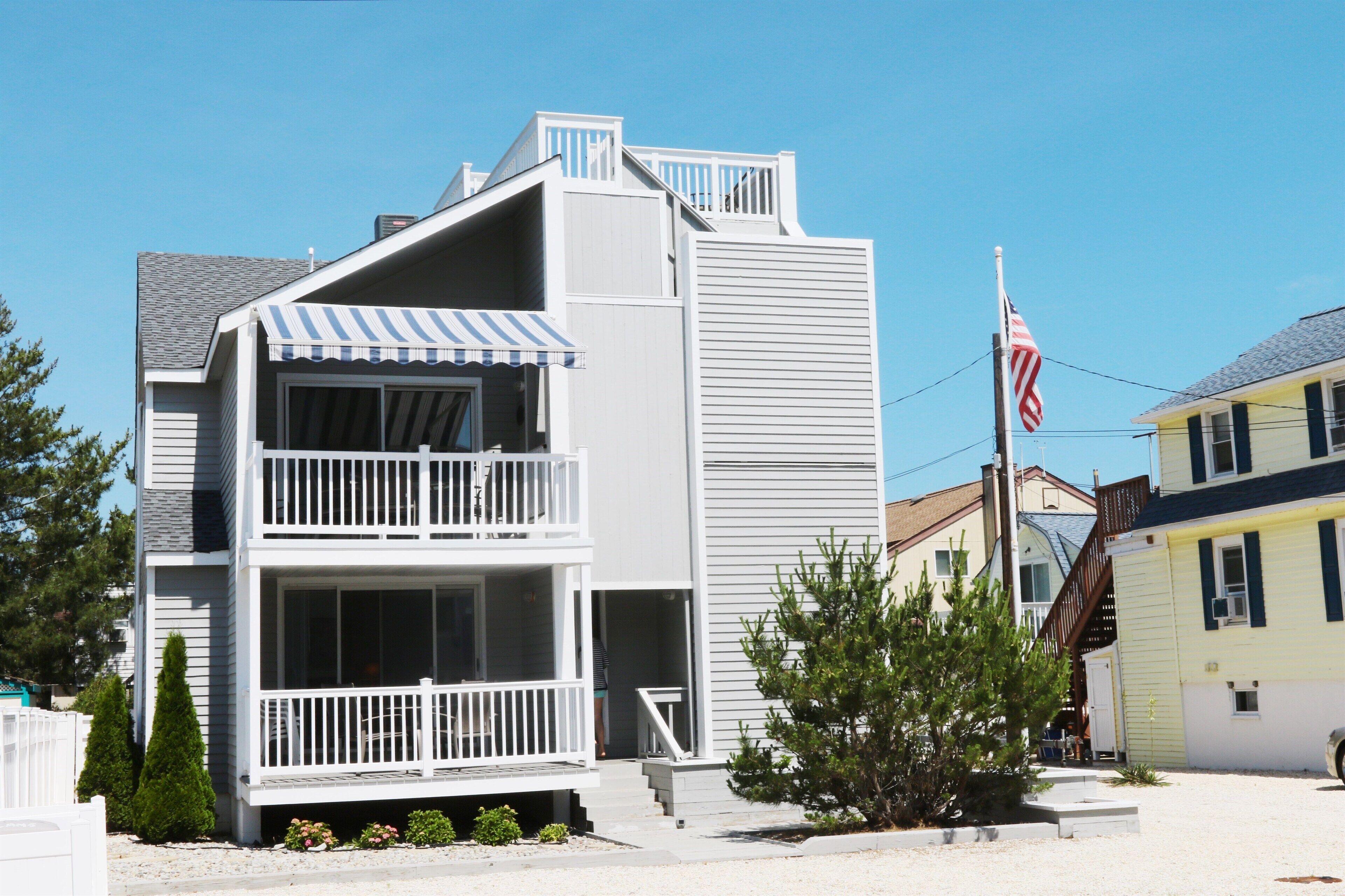 2nd Floor unit - less than a block from the beach in LEHYC area of Beach Haven 