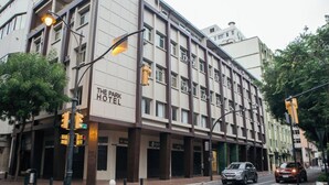 A multi-story hotel with a sign reading "The Park Hotel." - The Park Hotel (Guayaquil)