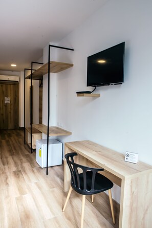 客室ごとに異なる装飾、客室ごとに異なるインテリア、デスク、ノートパソコン用作業スペース