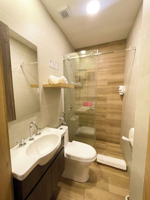 Rainfall showerhead, free toiletries, towels, soap - The Park Hotel (Guayaquil)