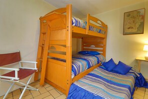 2 chambres, fer et planche à repasser, Wi-Fi, draps fournis
