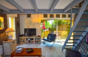 Smart TV, books, stereo