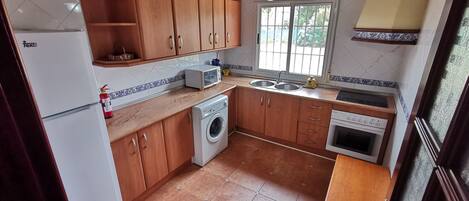 Kjøleskap, mikrobølgeovn, kokeplater og kaffetrakter/tekoker