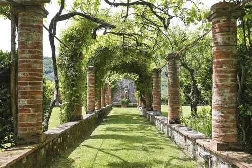 BEAUTIFUL VILLA JUST OUTSIDE LUCCA WITH MAJORDOMO