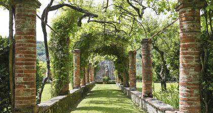 BEAUTIFUL VILLA JUST OUTSIDE LUCCA WITH MAJORDOMO