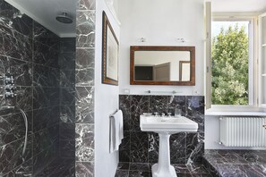 Tina con regadera, tina de hidromasaje, secadora de cabello, bidet 