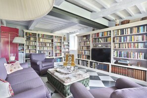 Smart TV, chimenea, reproductor de DVD y tenis de mesa 
