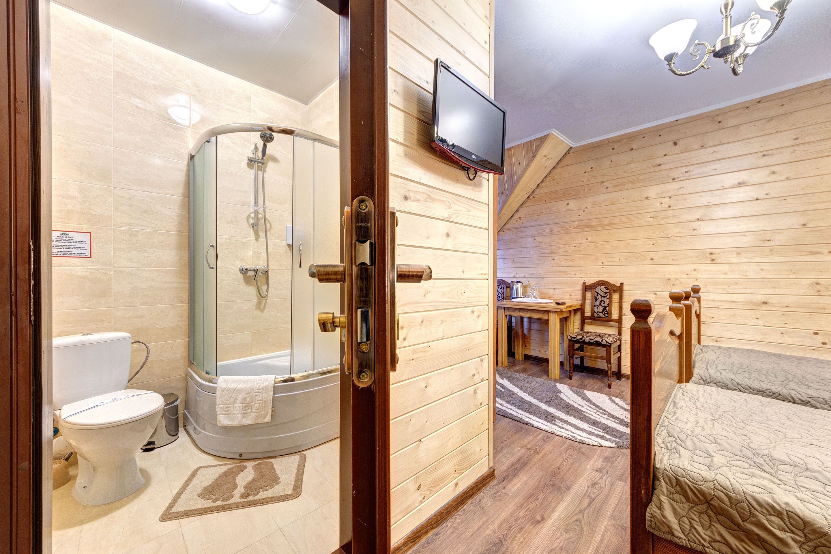 Comfort Room, 1 Queen Bed | Bathroom | Shower, free toiletries, hair dryer, towels