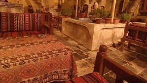 Un pati tradicional amb zona de recepció, espais per seure i plantes en testos.