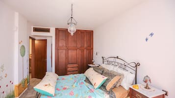 Luxury Apartment, Sea View (Birds) | Egyptian cotton sheets, premium bedding, Select Comfort beds
