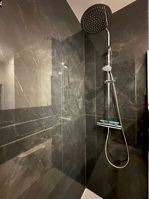 Een douche, een haardroger, handdoeken, zeep