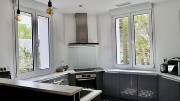 Kühlschrank, Mikrowelle, Ofen, Herdplatte