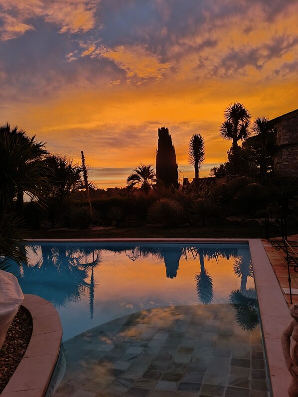Una piscina al aire libre, una piscina climatizada