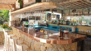 Bar (en la propiedad)