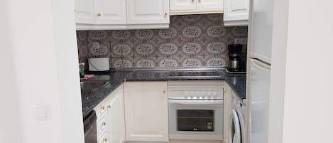 Frigorífico, horno, placa de cocina y lavavajillas