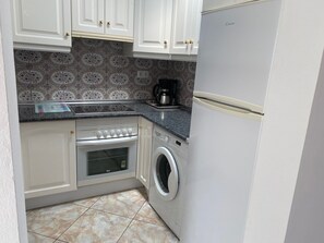 Frigorífico, horno, placa de cocina y lavavajillas