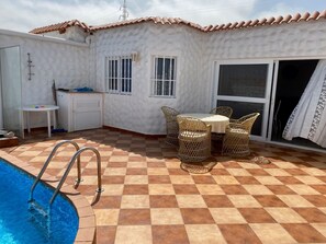 Una piscina al aire libre, una piscina climatizada