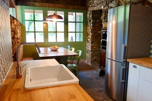 Fridge, microwave, oven, stovetop - Beautiful, stylish and  newly restored Watermill right on the river! (Ortigueira)