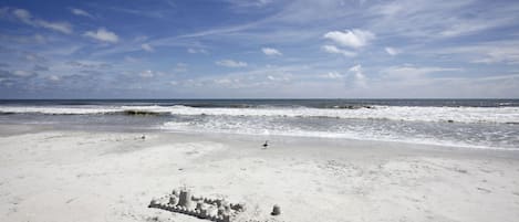Perto da praia, espreguiçadeiras, toalhas de praia