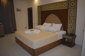 أغطية فراش متميزة وميني بار وستائر تعتيم وتجهيزات عازلة للصوت