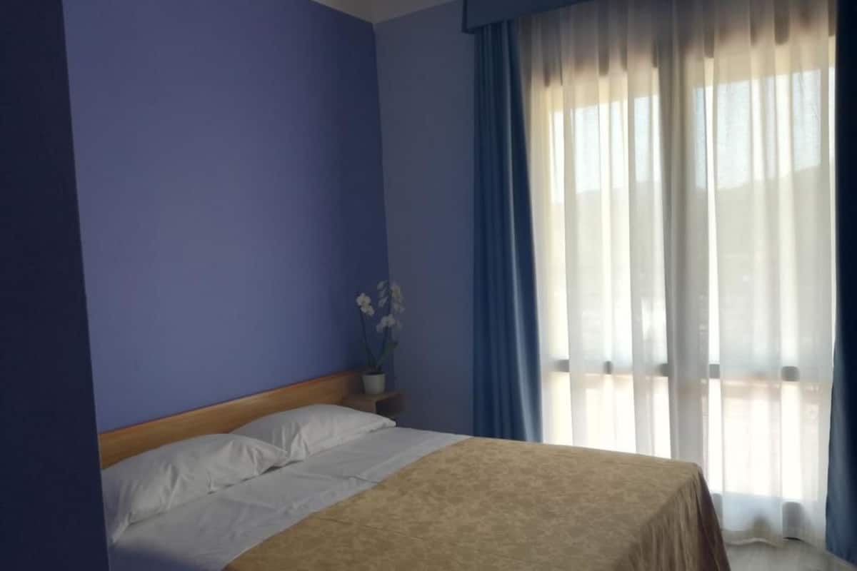 Basic Double or Twin Room, 1 Double Bed | Desk, blackout curtains, cots/infant beds, bed sheets