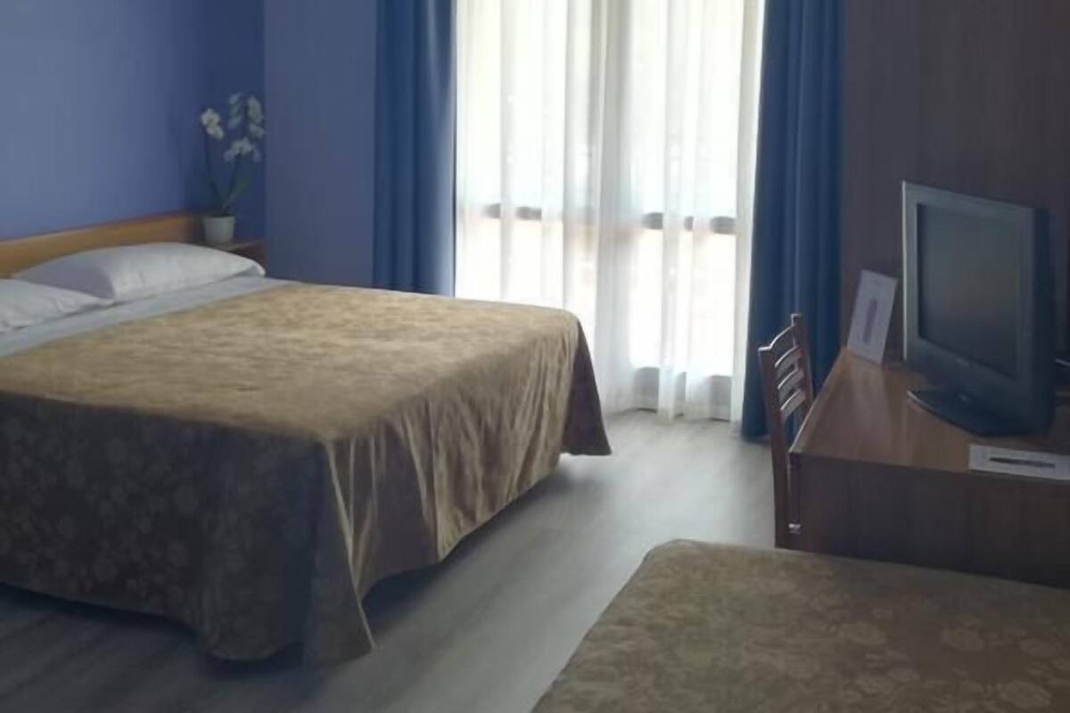 Desk, blackout curtains, cots/infant beds, bed sheets