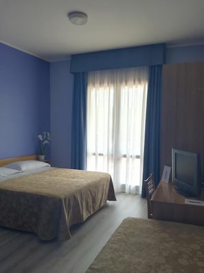 Desk, blackout curtains, cots/infant beds, bed sheets