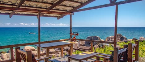 Breakfast, lunch, dinner served; international cuisine