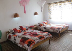 Zimmersafe, Schreibtisch, laptopgeeigneter Arbeitsplatz, Bettwäsche