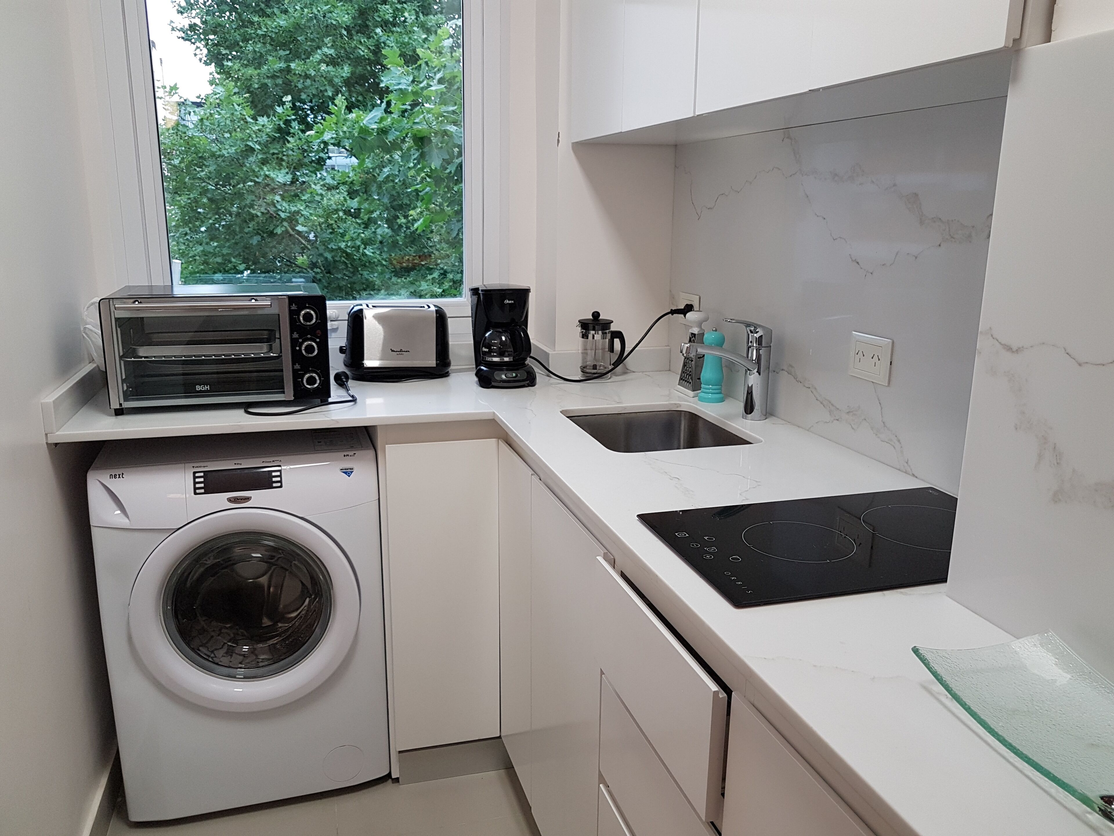 Réfrigérateur, micro-ondes, four, plaque de cuisson